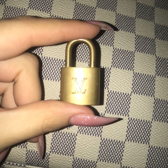 Lv lock and necklace - Picture 4 of 6